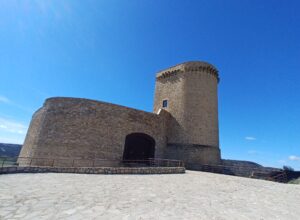 ¿Por qué las viejas escaleras de caracol en los castillos giran en el sentido de las agujas del reloj y son tan estrechas?