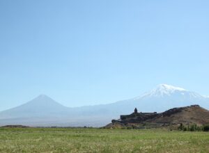 Y reposó el arca en el mes séptimo, a los diecisiete días del mes, sobre los montes de Ararat