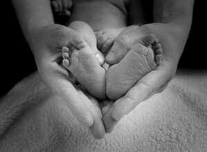 baby-feet-1527456_640