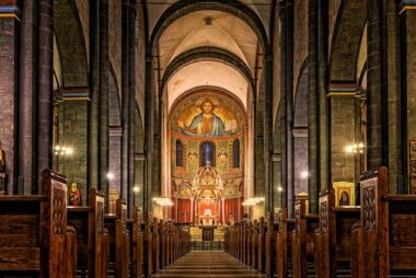 ¿Qué hacer y no hacer cuando entras en una Iglesia?