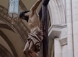 cristo altar mayor catedral almudena 1