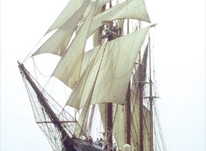 El Juan Sebastián Elcano, escenario de la única procesión de Semana Santa que se ha podido celebrar en España (La Virgen de la Soledad procesiona por el buque)