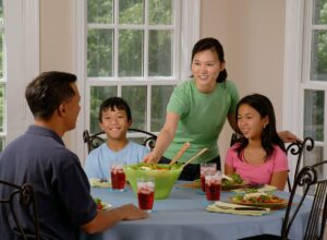 family-eating-at-the-table-619142_1280