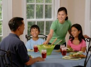 family-eating-at-the-table-619142_640