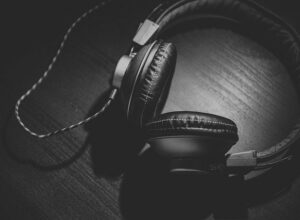 headphones-690685_640