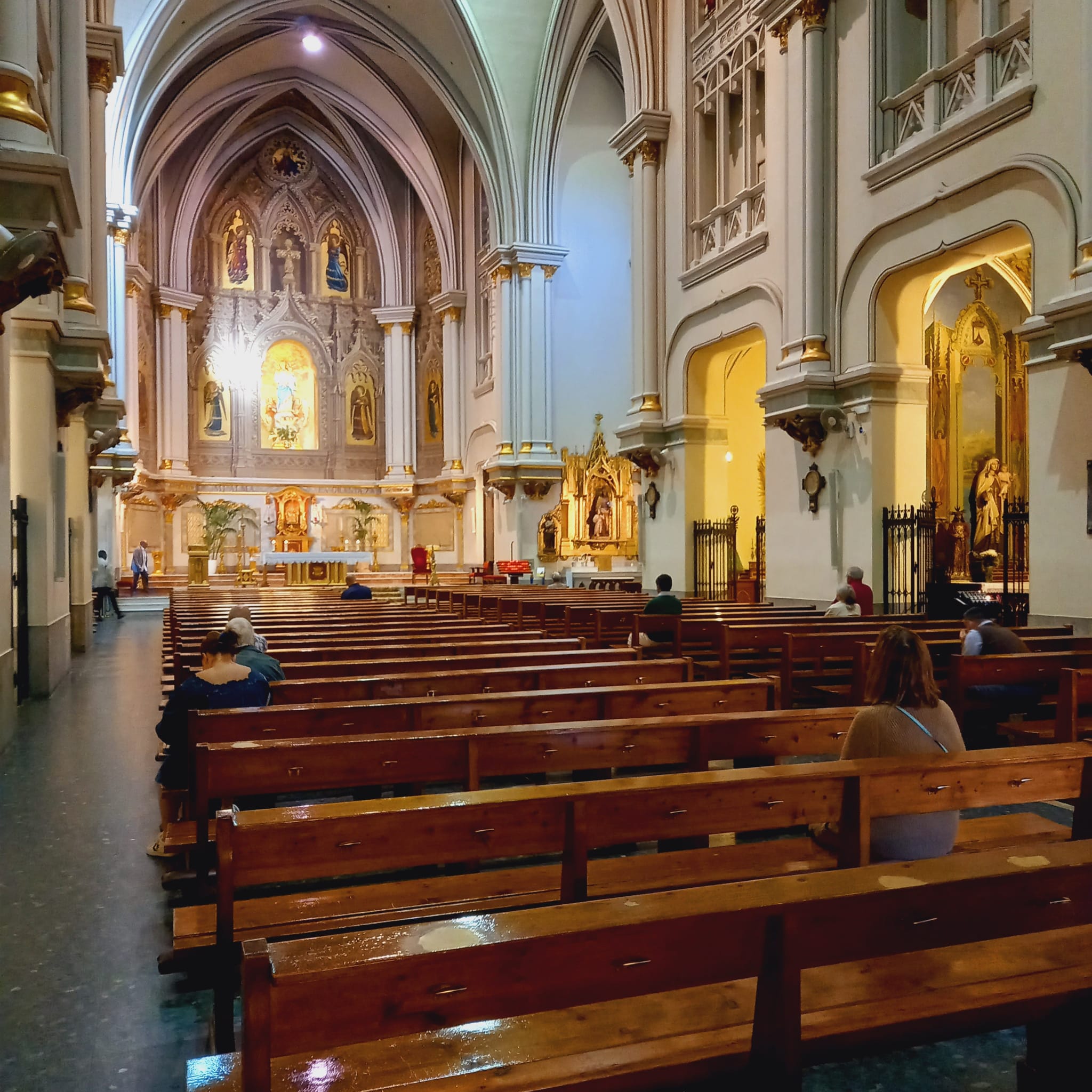 iglesia fondo gente