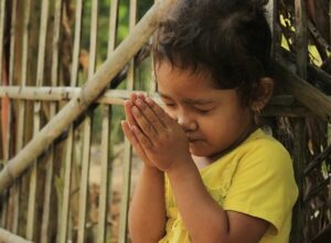 Desafía las normas: 5 razones por las que deberías enseñar los valores religiosos a tus hijos aunque no seas creyente