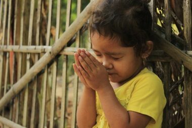 Desafía las normas: 5 razones por las que deberías enseñar los valores religiosos a tus hijos aunque no seas creyente