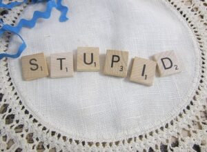 stupid-1245103_640