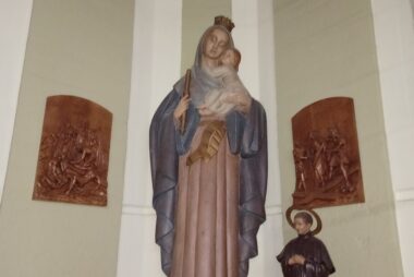 Agarrémonos fuertemente a las manos de la Virgen